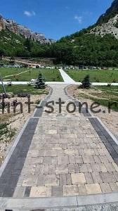 укладка тротуарной плитки на участке с неровным рельефом
